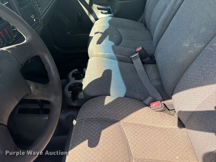 image for item NU9650 2004 Chevrolet Silverado 3500 flatbed pickup truck