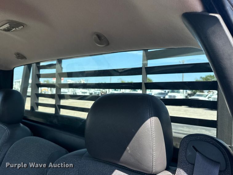 image for item NU9650 2004 Chevrolet Silverado 3500 flatbed pickup truck