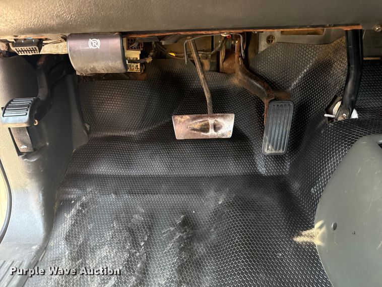 image for item NU9650 2004 Chevrolet Silverado 3500 flatbed pickup truck