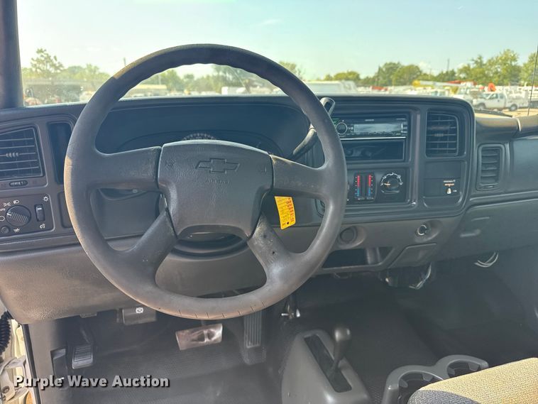 image for item NU9650 2004 Chevrolet Silverado 3500 flatbed pickup truck