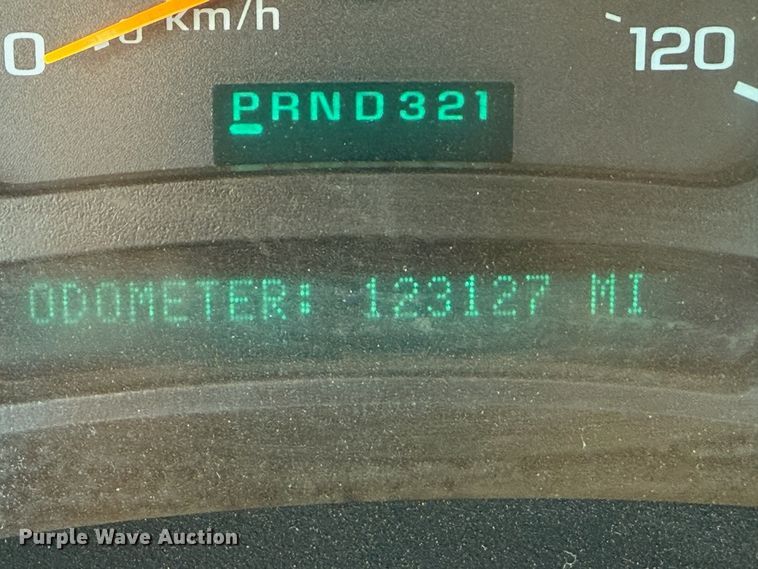 image for item NU9650 2004 Chevrolet Silverado 3500 flatbed pickup truck