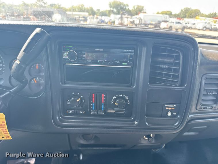 image for item NU9650 2004 Chevrolet Silverado 3500 flatbed pickup truck