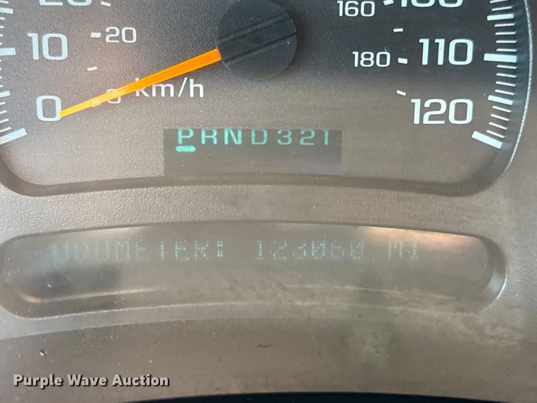 image for item NU9650 2004 Chevrolet Silverado 3500 flatbed pickup truck