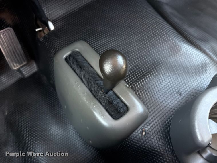 image for item NU9650 2004 Chevrolet Silverado 3500 flatbed pickup truck