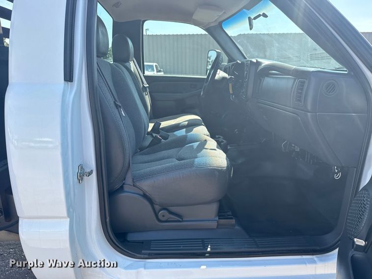 image for item NU9650 2004 Chevrolet Silverado 3500 flatbed pickup truck