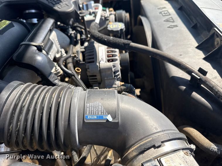 image for item NU9650 2004 Chevrolet Silverado 3500 flatbed pickup truck