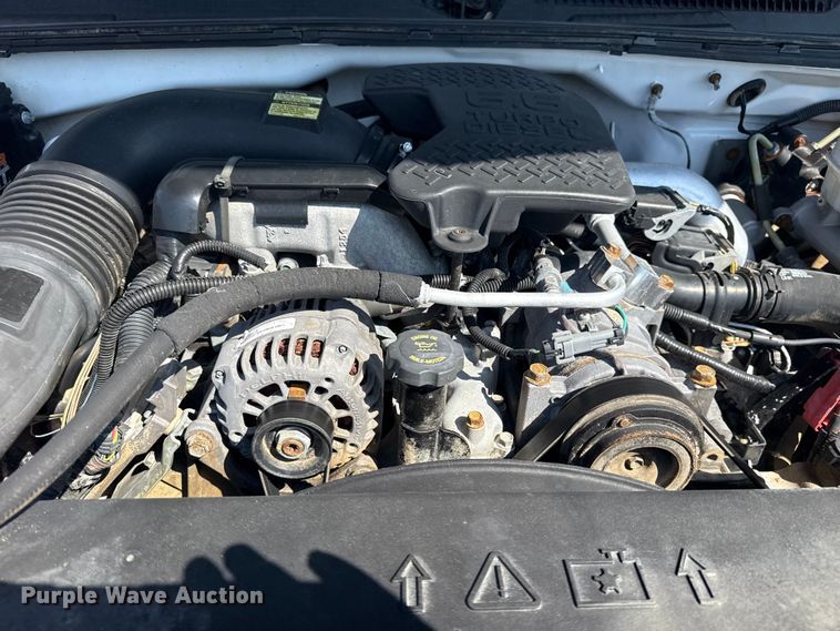 image for item NU9650 2004 Chevrolet Silverado 3500 flatbed pickup truck