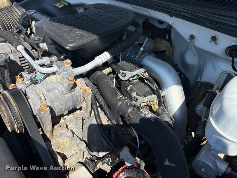 image for item NU9650 2004 Chevrolet Silverado 3500 flatbed pickup truck