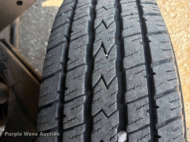 image for item NU9650 2004 Chevrolet Silverado 3500 flatbed pickup truck