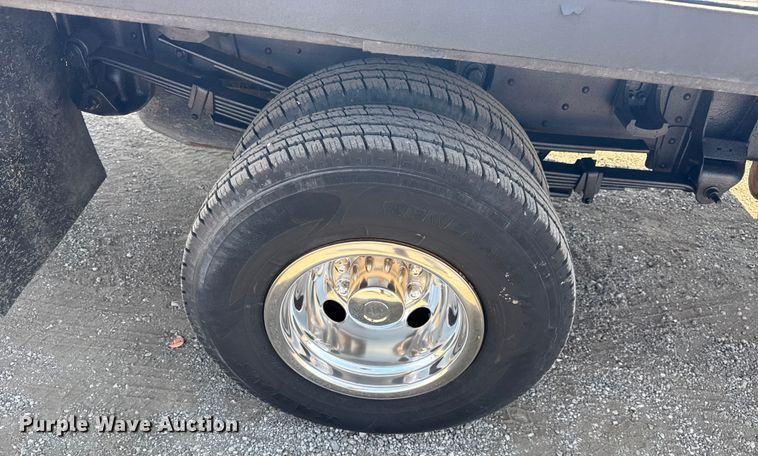 image for item NU9650 2004 Chevrolet Silverado 3500 flatbed pickup truck