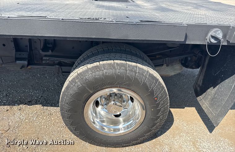 image for item NU9650 2004 Chevrolet Silverado 3500 flatbed pickup truck