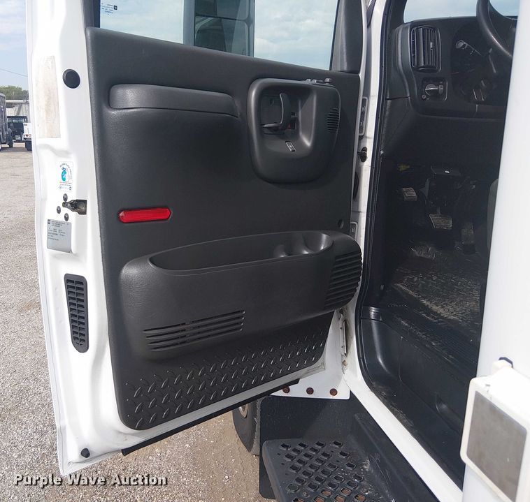 image for item NU9712 2007 GMC C5500 mobile medical unit
