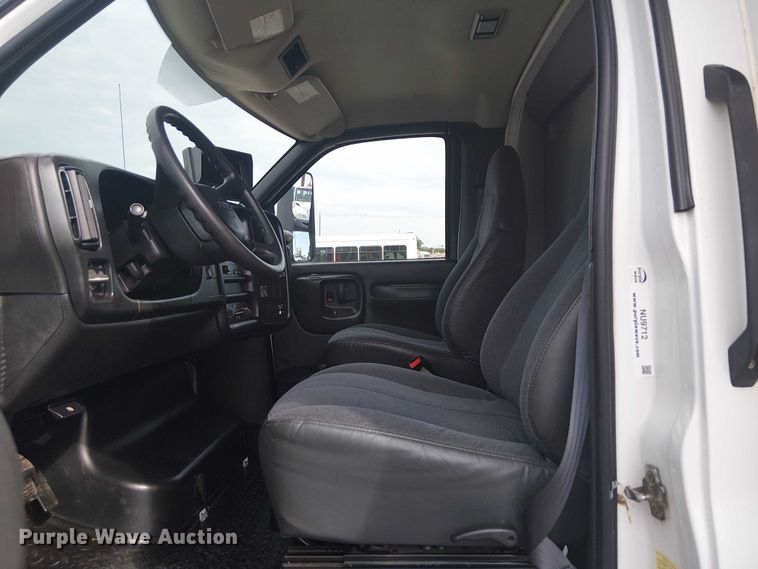 image for item NU9712 2007 GMC C5500 mobile medical unit