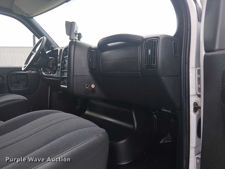 image for item NU9712 2007 GMC C5500 mobile medical unit