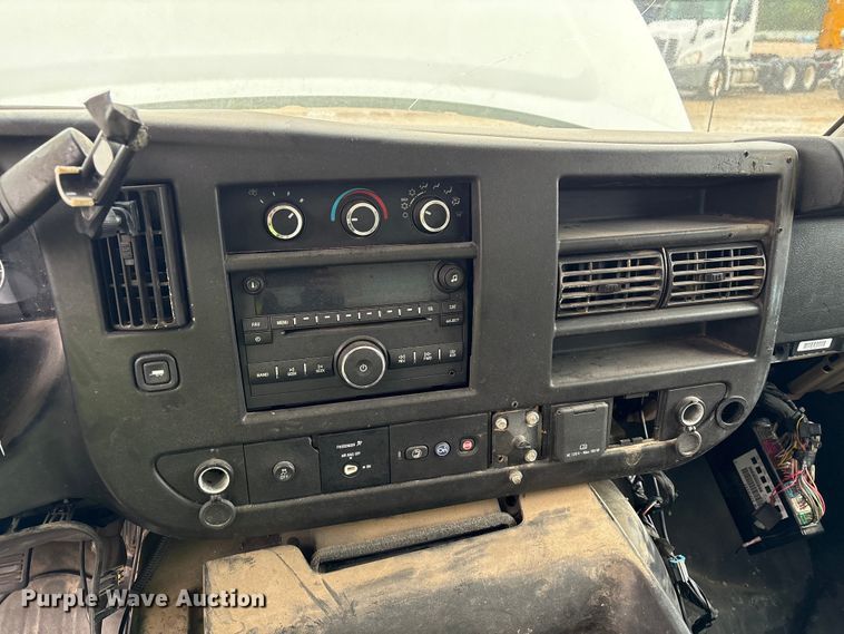 image for item YA1129 2021 Chevrolet Express 3500 delivery van