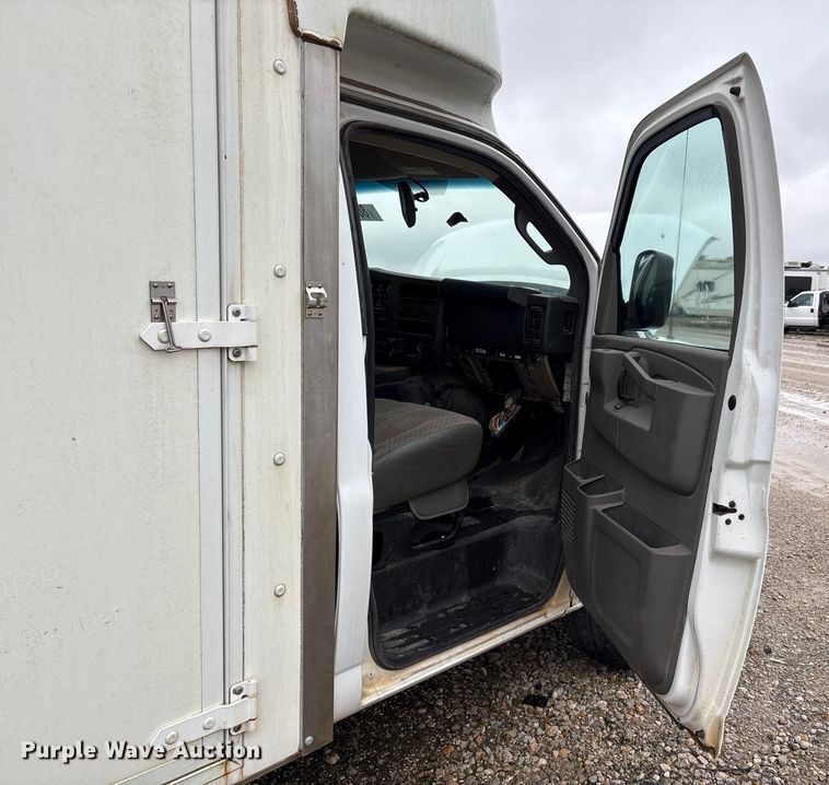 image for item YA1129 2021 Chevrolet Express 3500 delivery van