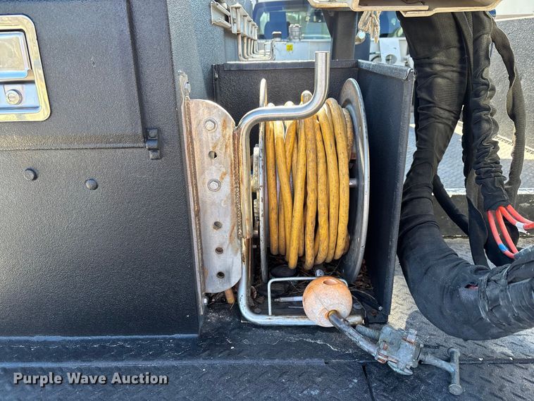 image for item DU0320 2016 RAM 5500HD bucket truck