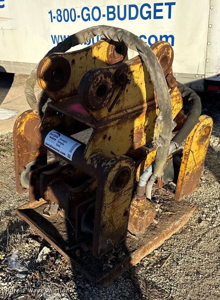 image for item DU3250 Excavator plate compactor