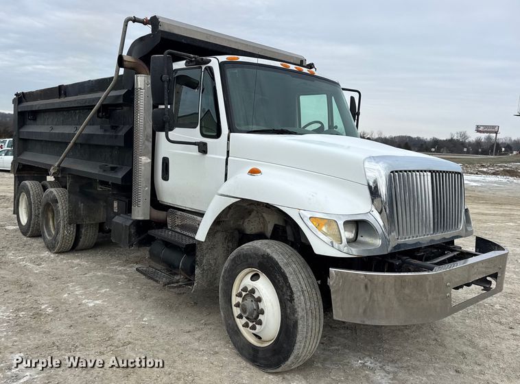 image for item DW6714 2004 International 7500 dump truck