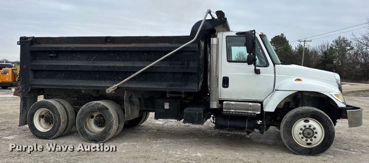 image for item DW6714 2004 International 7500 dump truck