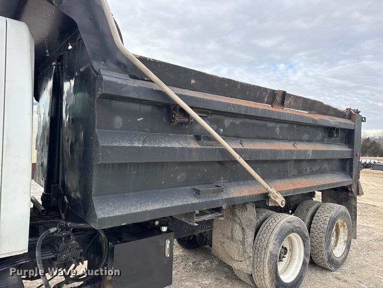 image for item DW6714 2004 International 7500 dump truck