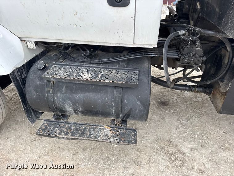 image for item DW6714 2004 International 7500 dump truck