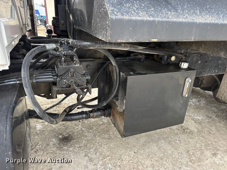 image for item DW6714 2004 International 7500 dump truck