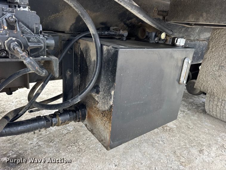 image for item DW6714 2004 International 7500 dump truck