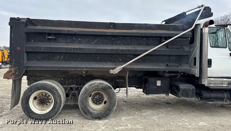image for item DW6714 2004 International 7500 dump truck
