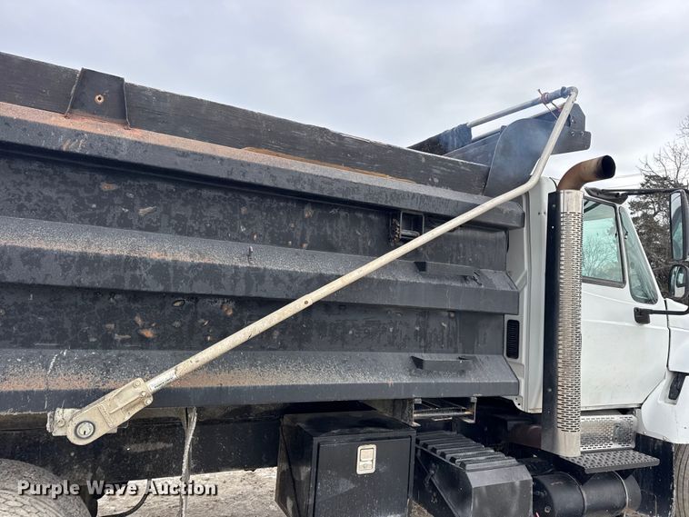 image for item DW6714 2004 International 7500 dump truck