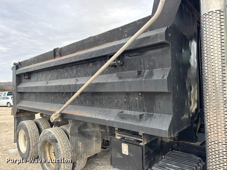 image for item DW6714 2004 International 7500 dump truck