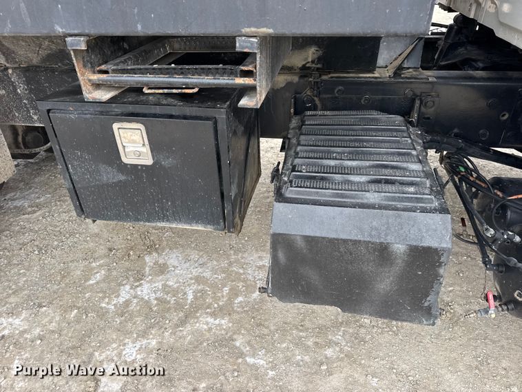 image for item DW6714 2004 International 7500 dump truck