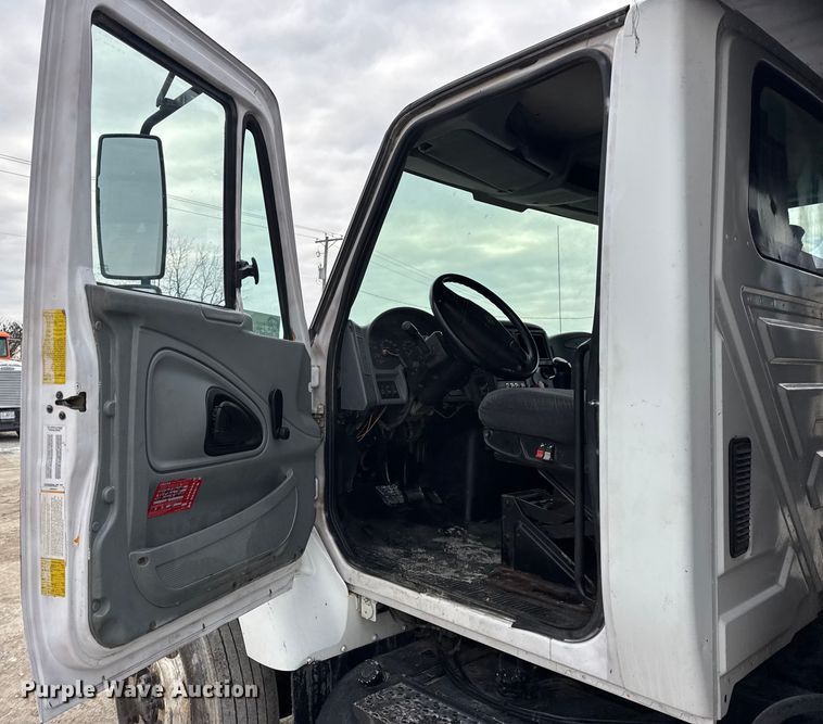 image for item DW6714 2004 International 7500 dump truck