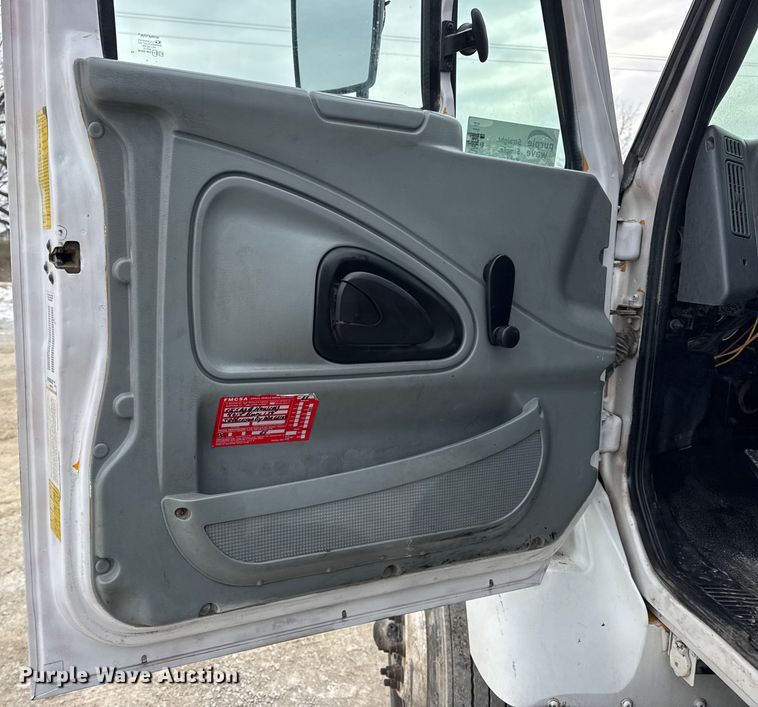 image for item DW6714 2004 International 7500 dump truck