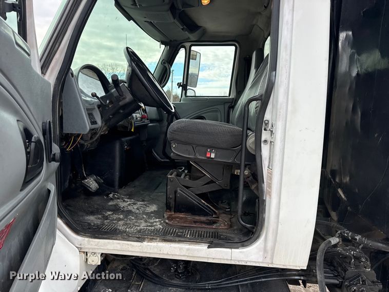 image for item DW6714 2004 International 7500 dump truck