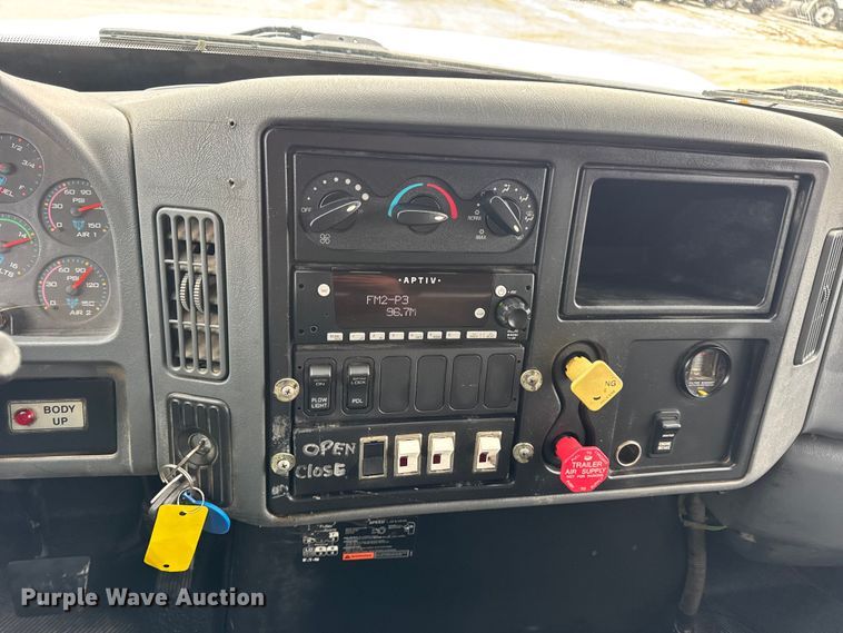 image for item DW6714 2004 International 7500 dump truck