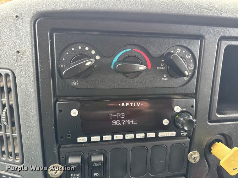 image for item DW6714 2004 International 7500 dump truck