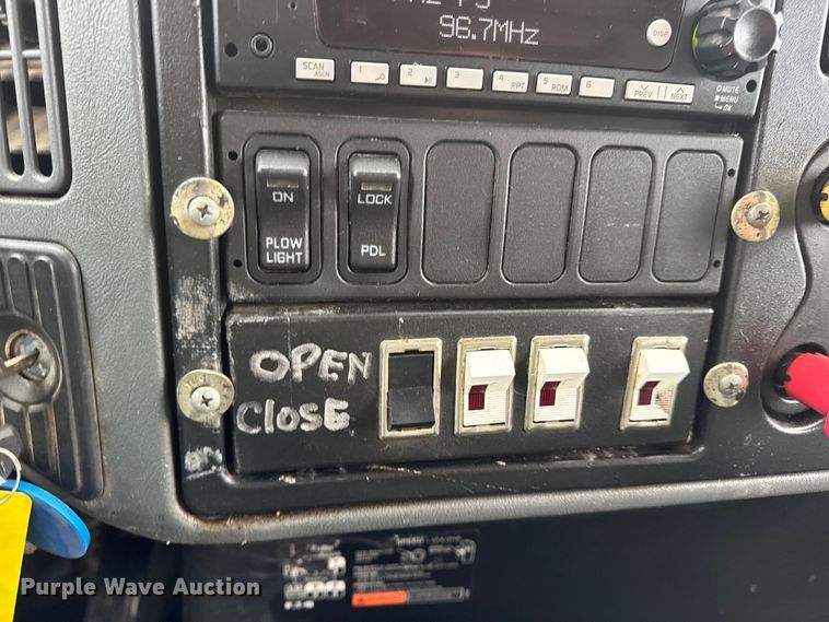 image for item DW6714 2004 International 7500 dump truck