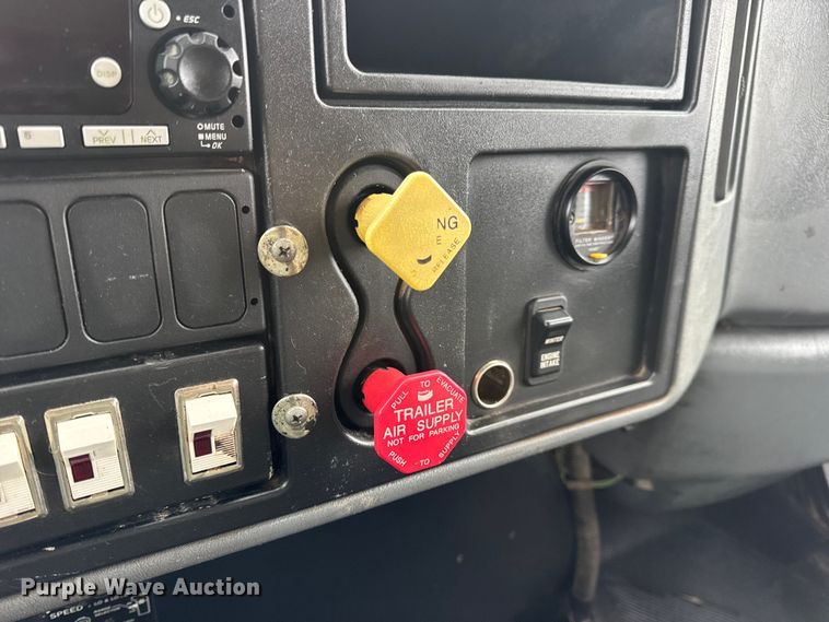 image for item DW6714 2004 International 7500 dump truck