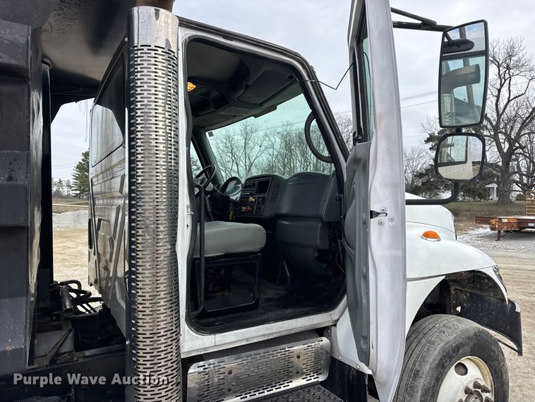 image for item DW6714 2004 International 7500 dump truck