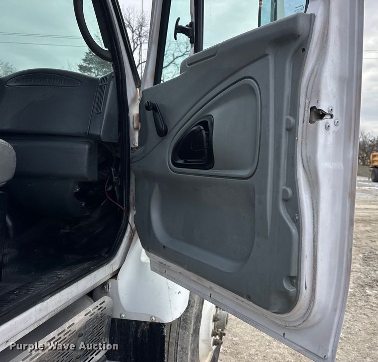 image for item DW6714 2004 International 7500 dump truck