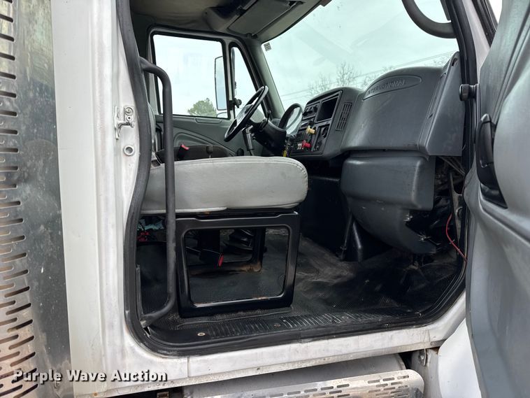 image for item DW6714 2004 International 7500 dump truck