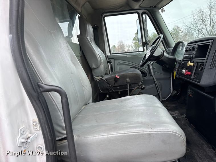 image for item DW6714 2004 International 7500 dump truck