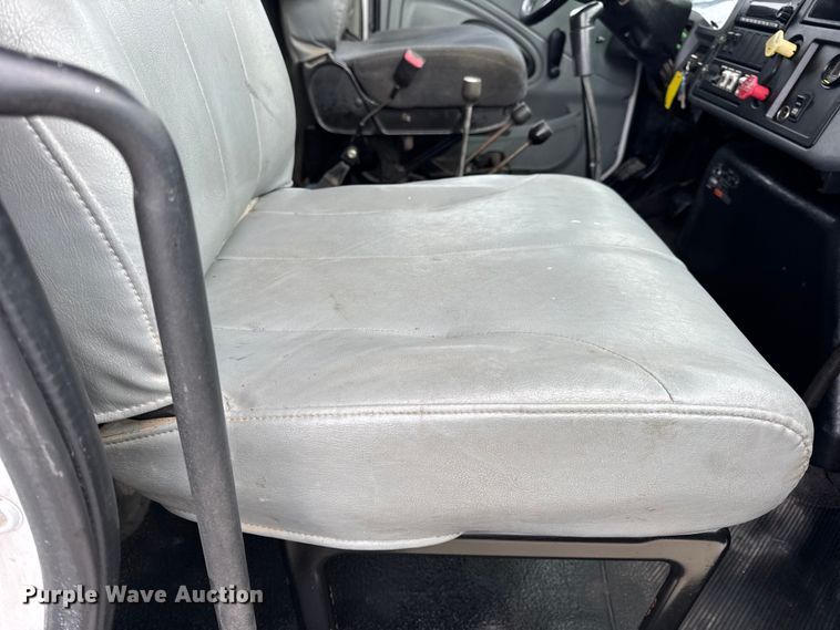 image for item DW6714 2004 International 7500 dump truck