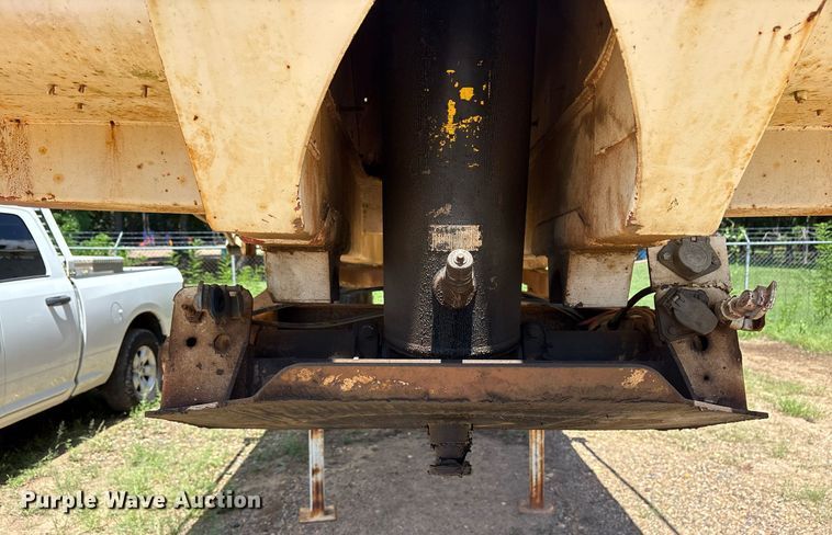 image for item DY0862 2002 Clement HL2623 end dump trailer