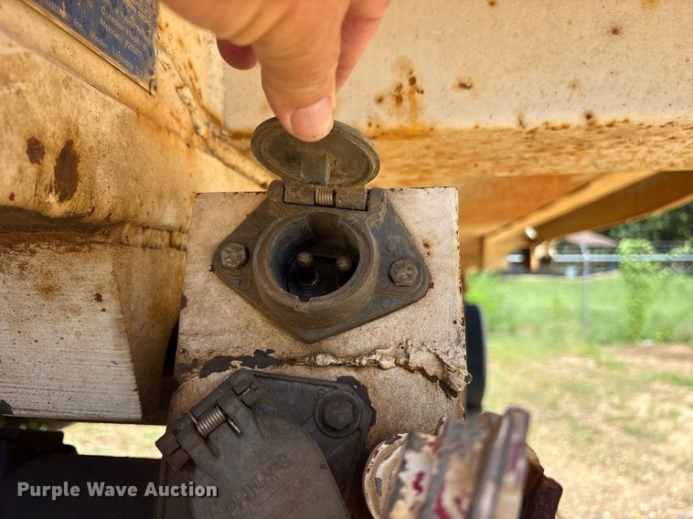 image for item DY0862 2002 Clement HL2623 end dump trailer