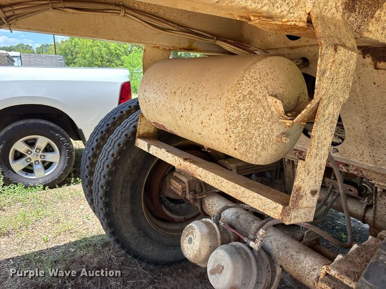 image for item DY0862 2002 Clement HL2623 end dump trailer