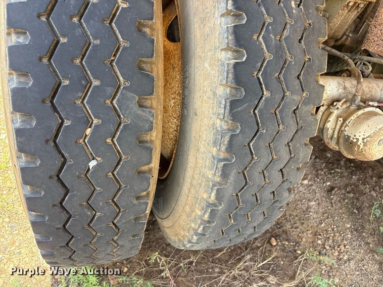 image for item DY0862 2002 Clement HL2623 end dump trailer