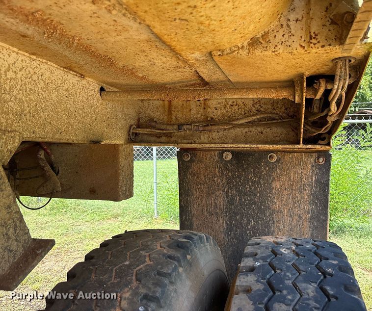 image for item DY0862 2002 Clement HL2623 end dump trailer