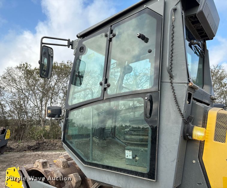 image for item EA7116 2016 Wacker Neuson RC50 single drum vibratory roller